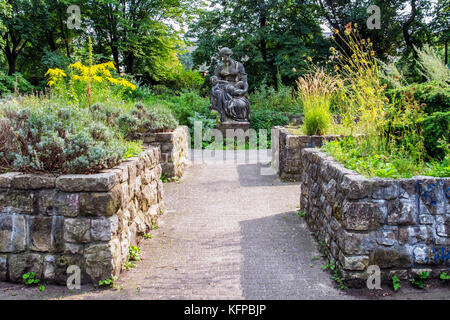 Berliner Volkspark priedrichshain, öffentlicher Park. Skulptur von Mutter & Kind von Bildhauer Edmund gomansky 1898 im Duft Garten Stockfoto