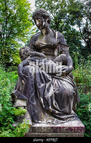 Berliner Volkspark Priedrichshain, öffentlicher Park. Skulptur von Mutter & Kind von Bildhauer Edmund Gomansky 1898 im Duft Garten Stockfoto