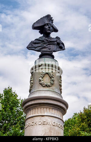 Berliner Volkspark Priedrichshain, öffentlicher Park. Bronze büste Friedrichs des Großen auf der Säule Stockfoto