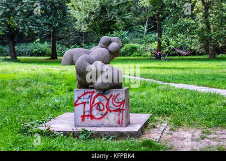 Berliner Volkspark Priedrichshain, öffentlicher Park. Abstrakte Steinskulptur Stockfoto