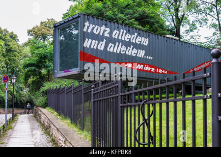 Berliner Volkspark Priedrichshain, öffentlicher Park. FHXK Friedrichshain-Kreuzberg museum Sonderausstellung in Shipping Container erklärt Geschichte von 1848 Revolu Stockfoto