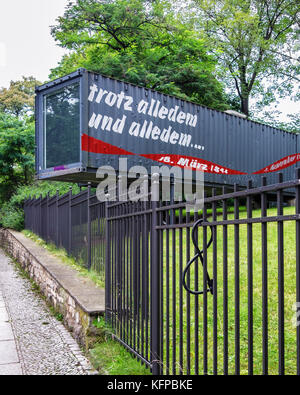 Berliner Volkspark Priedrichshain, öffentlicher Park. FHXK Friedrichshain-Kreuzberg museum Sonderausstellung in Shipping Container erklärt Geschichte von 1848 Revolu Stockfoto