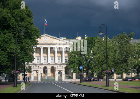 Fassade des Smolny Institut (die offizielle Residenz des Gouverneurs von St. Peterburg jetzt) mit Lenin Statue im Vordergrund. Russland Stockfoto