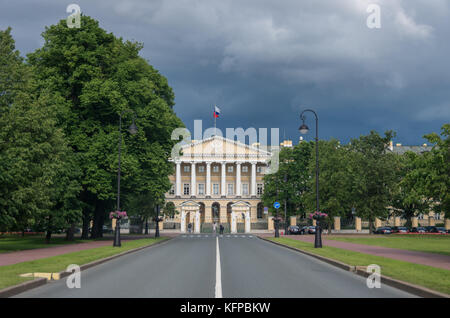 Fassade des Smolny Institut (die offizielle Residenz des Gouverneurs von St. Peterburg jetzt) mit Lenin Statue im Vordergrund. Russland Stockfoto