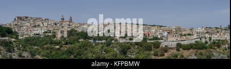 Panoramablick auf die alte kleine Stadt Ragusa. Sizilien. Italien. Stockfoto
