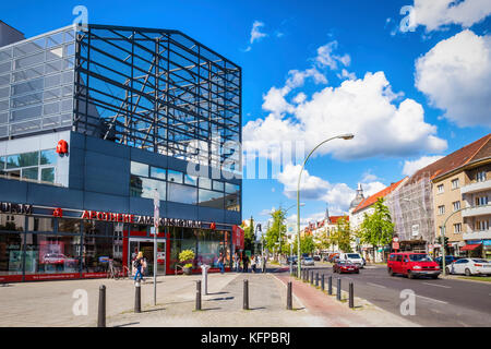 Berlin, Tegel. Hallen am Borsigturm, Berliner Straße street view mit neuen und alten Gebäuden, Geschäften, Apotheken Stockfoto