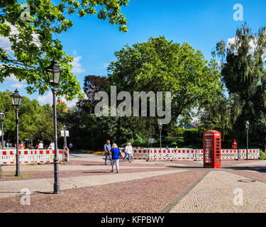 Berlin, Alt-Tegal, Alte Tegal. Englisch rote Telefonzelle auf der Greenwich Promenade neben dem Tegeler See - partnerstadt von Greenwich London Stockfoto