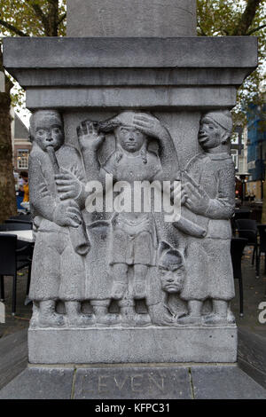 Zahlen auf einem Denkmal an der Grote Markt in Breda, Niederlande. den gepflasterten Marktplatz im Zentrum der Stadt. Stockfoto