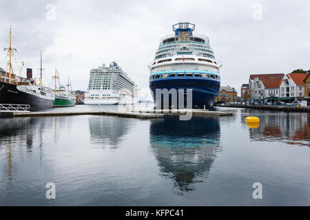 Stavanger, Norwegen - 28 August 2017: Kreuzfahrtschiffe im Hafen von Stavanger im regnerischen Wetter günstig Stockfoto