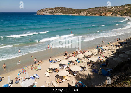 Voulisma Strand südlich von Agios Nikolaos, Kreta, Griechenland. Urlauber am goldenen Sand. Oktober 2017 Stockfoto