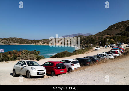 Voulisma Strand südlich von Agios Nikolaos, Kreta, Griechenland. Parkplatz auf der Klippe. Oktober 2017 Stockfoto