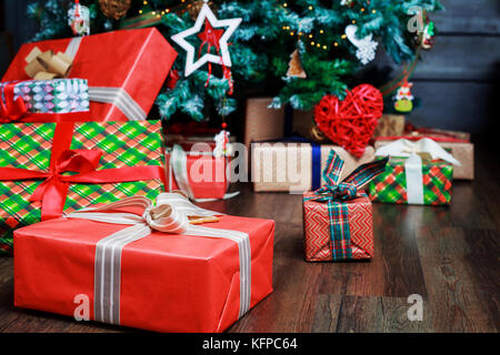 Weihnachtsbaum und viele bunte Geschenke unter ihm, am Heiligabend Stockfoto
