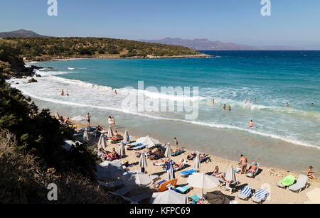 Voulisma Strand südlich von Agios Nikolaos, Kreta, Griechenland. Urlauber am goldenen Sand. Oktober 2017 Stockfoto