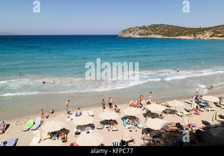 Voulisma Strand südlich von Agios Nikolaos, Kreta, Griechenland. Urlauber am goldenen Sand. Oktober 2017 Stockfoto