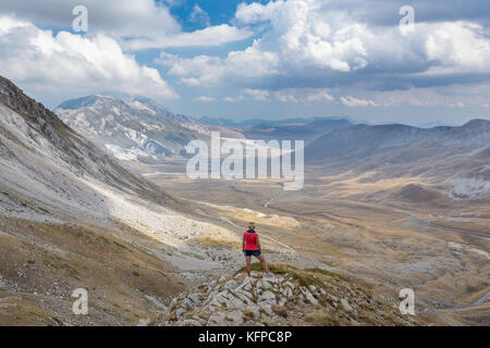Frau im Rock und die Kraft der Natur in den Bergen von Gran Sasso Nationalpark, Abruzzen, Italien Stockfoto