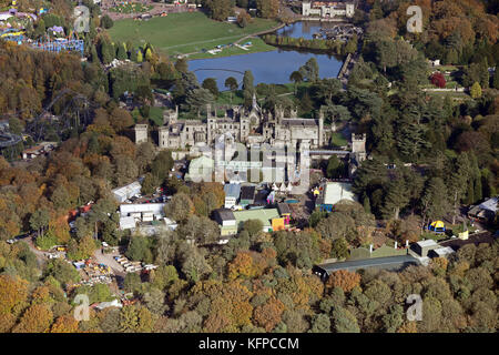 Luftaufnahme von Alton Towers Adventure Park, ein Vergnügungspark in der Nähe von Stoke, Großbritannien Stockfoto