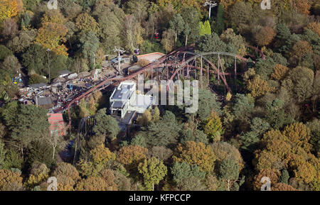 Luftaufnahme von Alton Towers Adventure Park, ein Vergnügungspark in der Nähe von Stoke, Großbritannien Stockfoto