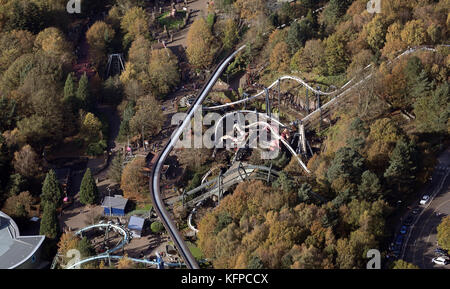 Luftaufnahme von Alton Towers Adventure Park, ein Vergnügungspark in der Nähe von Stoke, Großbritannien Stockfoto