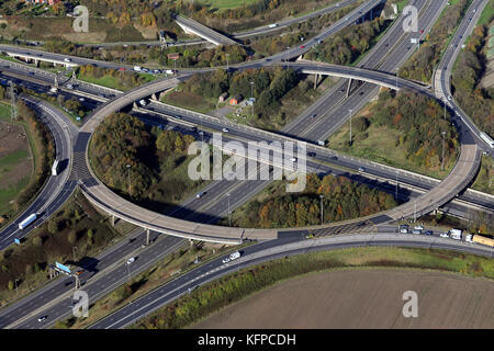 Luftaufnahme der M1 M 62 Kreisverkehr Lofthouse Interchange in der Nähe von Wakefield, Großbritannien Stockfoto