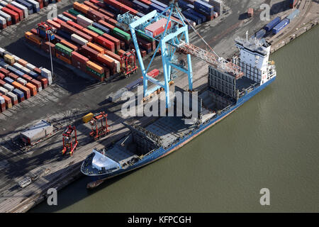 Luftbild des Schiffs im Seaforth Docks, einen Container Terminal, über den Fluss Mersey, Großbritannien Stockfoto