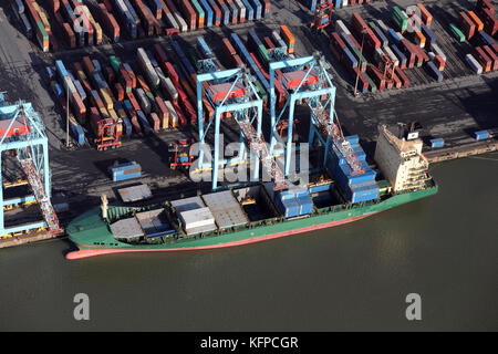 Luftaufnahme von Charlotte Borchard in Seaforth Docks, einen Container Terminal, über den Fluss Mersey, Großbritannien Stockfoto