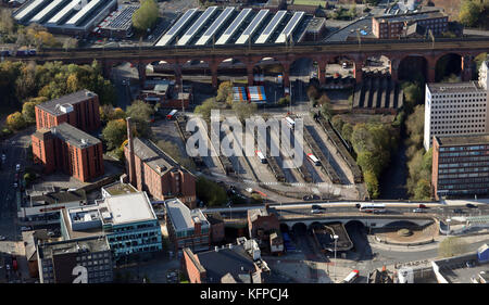 Luftaufnahme von Stockport Busbahnhof und dem berühmten Eisenbahnviadukt, Großbritannien Stockfoto
