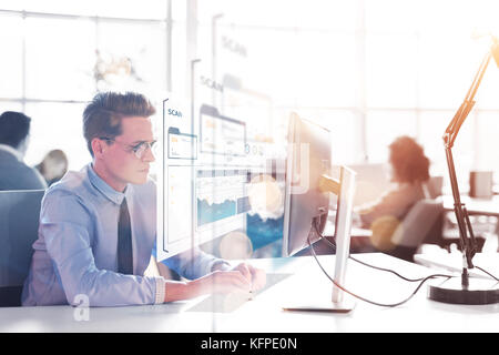 Junge Unternehmer Freiberufler arbeiten mit dem A Computer In Coworking-space Stockfoto