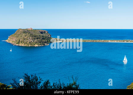 Tagsüber Panoramablick Blick von West Head Aussichtspunkt zu barrenjoey Leuchtturm, Pittwater, Australien. Scenic ocean Panorama, Halbinsel und Segelboote. Stockfoto