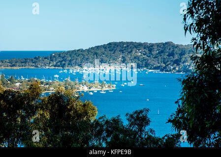 Tagsüber Panoramablick Blick von West Head Aussichtspunkt zu pittwater, Australien. Scenic ocean Panorama, Segelbooten und Yachten in Sydney Northern Beaches. Stockfoto