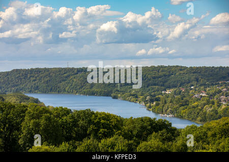 Der Baldeneysee in Essen, Nordrhein - Westfalen, Deutschland, Blick über den westlichen Ufer, Stadtteil heisingen, Stockfoto