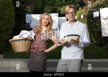 Ehepaar teilen Hausarbeit zu Hause, England, Großbritannien Stockfoto