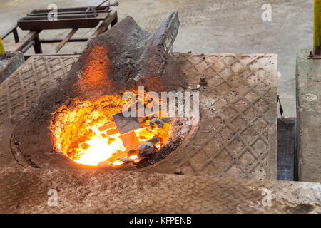 Metallschmelze in induzieren Ofen; Eisen- Prozess Stockfoto