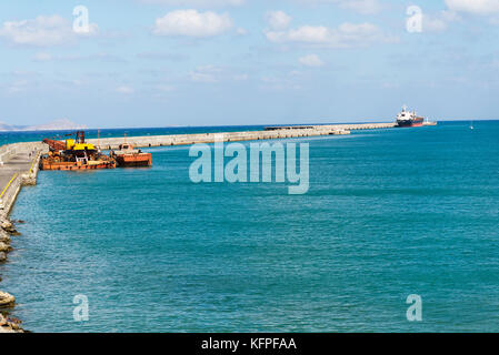 Blick auf den Hafen Landzunge auf der Insel Kreta in Heraklion. Stockfoto
