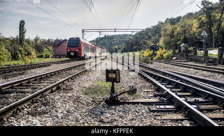 Serbien - personenzug die Station zu verlassen Stockfoto