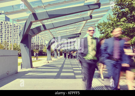 Wien, Österreich - 24 April 2015 Die Vienna International Centre VIC in Österreich. Wenige Geschäftsleute Stockfoto