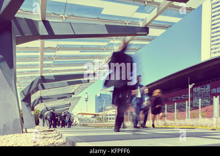Wien, Österreich - 24 April 2015 Die Vienna International Centre VIC in Österreich. Wenige Geschäftsleute Stockfoto