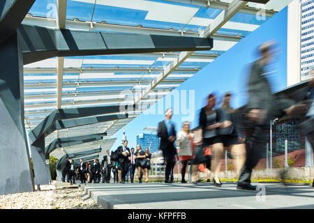 Wien, Österreich - 24 April 2015 Die Vienna International Centre VIC in Österreich. Wenige Geschäftsleute Stockfoto