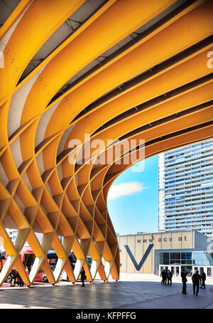 Wien, Österreich - 24 APRIL 2015 Austria Center Vienna ACV Conference Center architektonischen Teil der Vienna International Center. Stockfoto