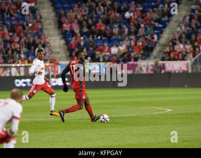 Harrison, der Vereinigten Staaten von Amerika. 30 Okt, 2017. Jozy Altidore (17) von Toronto FC ball Kontrollen während der Mls cup Hinspiel Spiel gegen Red Bulls bei Red Bull Arena Credit: Lev radin/alamy leben Nachrichten Stockfoto