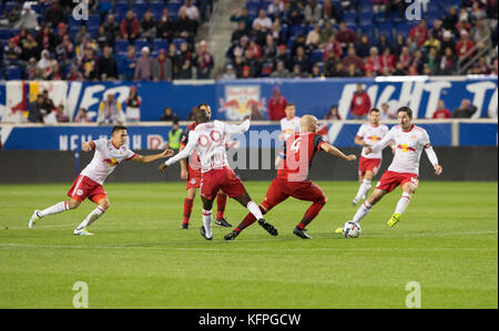 Harrison, der Vereinigten Staaten von Amerika. 30 Okt, 2017. Michael Bradley (4) von Toronto FC ball Kontrollen während der Mls cup Hinspiel Spiel gegen Red Bulls bei Red Bull Arena Credit: Lev radin/alamy leben Nachrichten Stockfoto