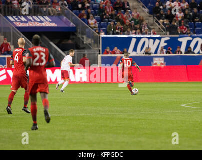 Harrison, der Vereinigten Staaten von Amerika. 30 Okt, 2017 Sebastian giovinco (10) von Toronto FC ball Kontrollen während der Mls cup Hinspiel Spiel gegen Red Bulls bei Red Bull Arena Credit: Lev radin/alamy leben Nachrichten Stockfoto