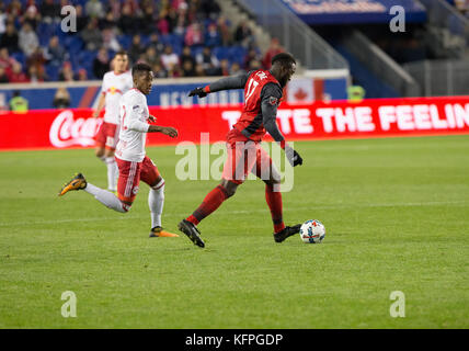 Harrison, der Vereinigten Staaten von Amerika. 30 Okt, 2017. jozy aktidore (17) von Toronto FC ball Kontrollen während der Mls cup Hinspiel Spiel gegen Red Bulls bei Red Bull Arena Credit: Lev radin/alamy leben Nachrichten Stockfoto