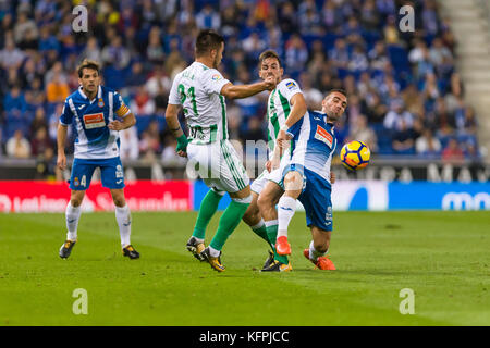 Barcelona, Spanien. Oktober 2017. RCD Espanyol Mittelfeldspieler Sergi Darder (25) während des Spiels zwischen RCD Espanyol und Real Betis Balompie für die Runde 10 der Liga Santander, gespielt im Cornella - El Prat Stadion am 30. Oktober 2017 in Barcelona, Spanien. Stockfoto