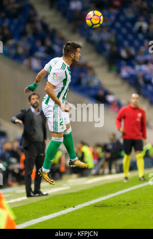 Barcelona, Spanien. Oktober 2017. Real Betis Balompie Verteidiger Alin Tosca (21) während des Spiels zwischen RCD Espanyol und Real Betis Balompie für die Runde 10 der Liga Santander, spielte am 30. Oktober 2017 im Cornella - El Prat Stadion in Barcelona, Spanien. Stockfoto