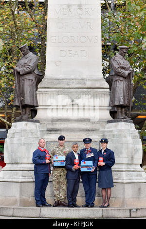 London, Großbritannien. 31 Okt, 2017. (L und R) Andy Kent (TFL), Mark Quickfall (Haushalt Recovery montiert Regiment), Bürgermeister von London, Sadiq Khan, Eric Reeve ((TFL) und Sophia Hickinson (RAF) am Kriegsdenkmal außerhalb der Euston Station zur Unterstützung der Royal British Legion London Poppy Day Kampagne. Die jährlichen London Poppy Tag Appell sieht 2.500 Service personal, Veteranen und Freiwilligen, die versuchen, an einem einzigen Tag 1 GBP m anheben. Credit: Stephen Chung/Alamy leben Nachrichten Stockfoto