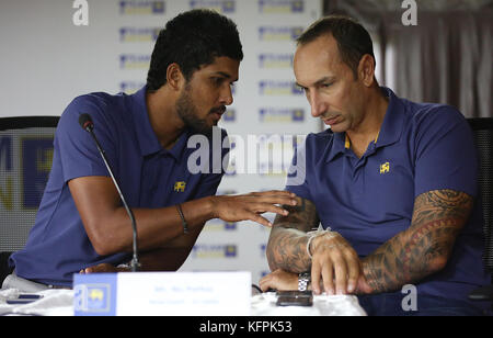 Colombo, Sri Lanka. 31 Okt, 2017. von Sri Lanka Test Cricket captain Dinesh cricket Coach chandimal (l) von Sri Lanka NIC Pothas (r) während einer Pressekonferenz in Colombo am 31. Oktober 2017. Credit: lahiru hat harshana/alamy leben Nachrichten Stockfoto