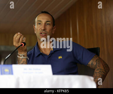 Colombo, Sri Lanka. 31 Okt, 2017. Cricket coach Nic's Sri Lanka pothas Adressen einer Pressekonferenz in Colombo am 31. Oktober 2017. Credit: lahiru hat harshana/alamy leben Nachrichten Stockfoto