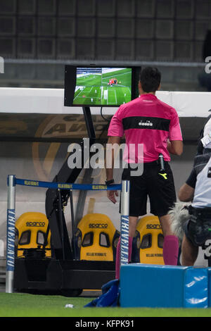 Verona, Italien. 30. Oktober 2017. Claudio Gavillucci (Schiedsrichter) Fußball/Fußball: Schiedsrichter Claudio Gavillucci überprüft den VAR (Video Assistant Schiedsrichter) Monitor während des italienischen Spiels der Serie A zwischen Hellas Verona 1-2 Inter Mailand im Stadio Marc'Antonio Bentegodi in Verona, Italien. Quelle: Maurizio Borsari/AFLO/Alamy Live News Stockfoto