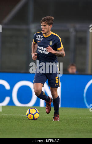 Verona, Italien. 30. Oktober 2017. Bruno Zuculini (Hellas) Fußball/Fußball : italienisches Spiel der Serie A zwischen Hellas Verona 1-2 Inter Mailand im Stadio Marc'Antonio Bentegodi in Verona, Italien. Quelle: Maurizio Borsari/AFLO/Alamy Live News Stockfoto