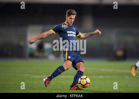 Verona, Italien. 30. Oktober 2017. Bruno Zuculini (Hellas) Fußball/Fußball : italienisches Spiel der Serie A zwischen Hellas Verona 1-2 Inter Mailand im Stadio Marc'Antonio Bentegodi in Verona, Italien. Quelle: Maurizio Borsari/AFLO/Alamy Live News Stockfoto